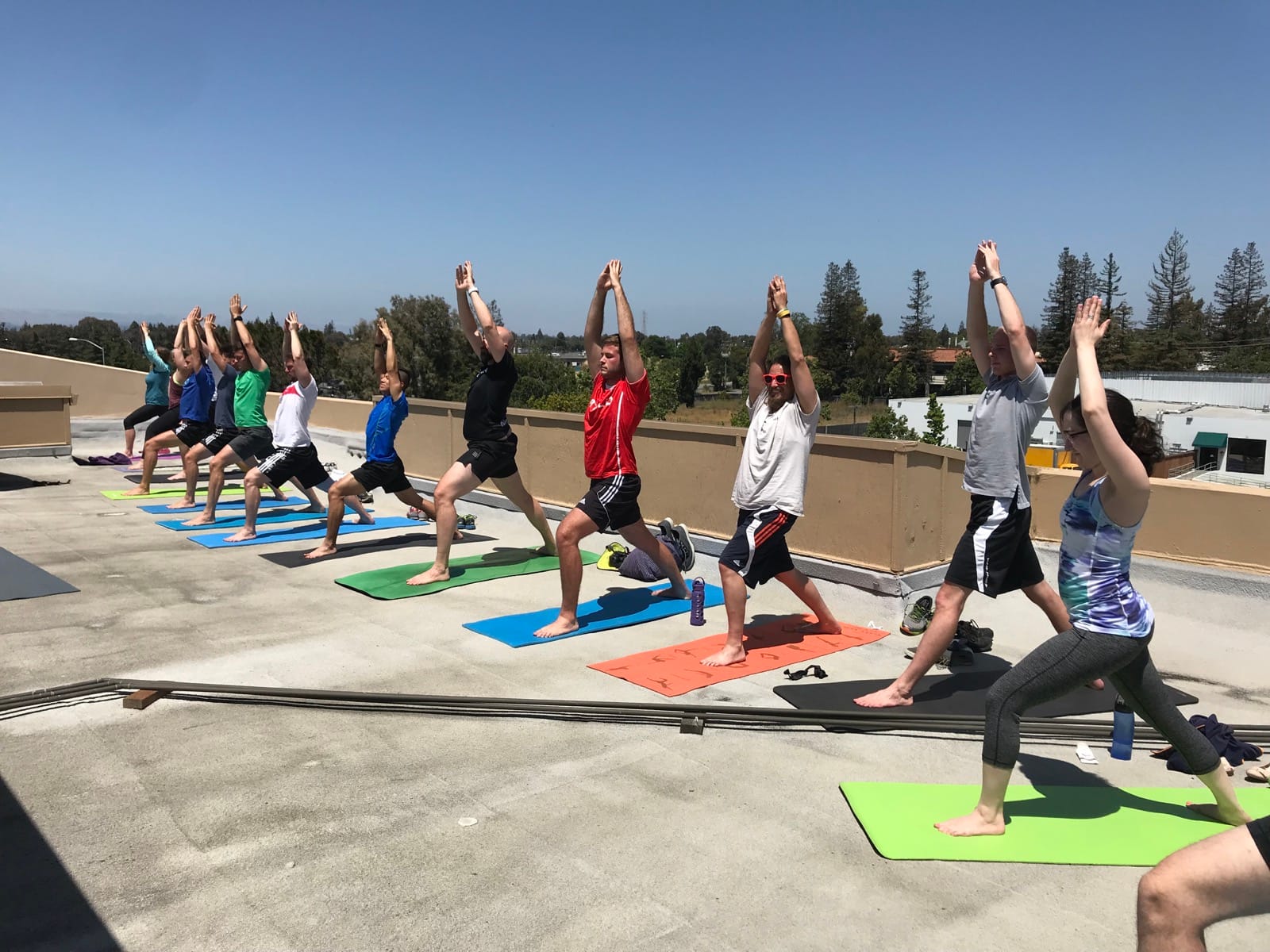 Kathrin unterrichtet Firmenyoga auf einer Dachterrasse bei BMW im Silicon Valley