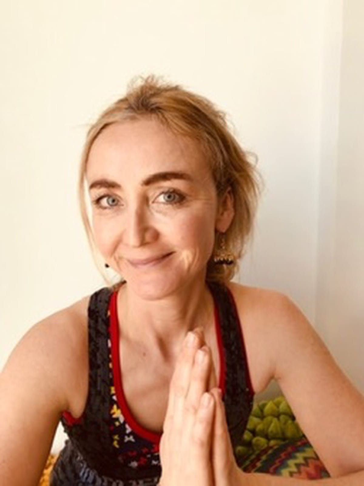 Kathrin sitzt in einer ruhigen Yoga-Haltung
