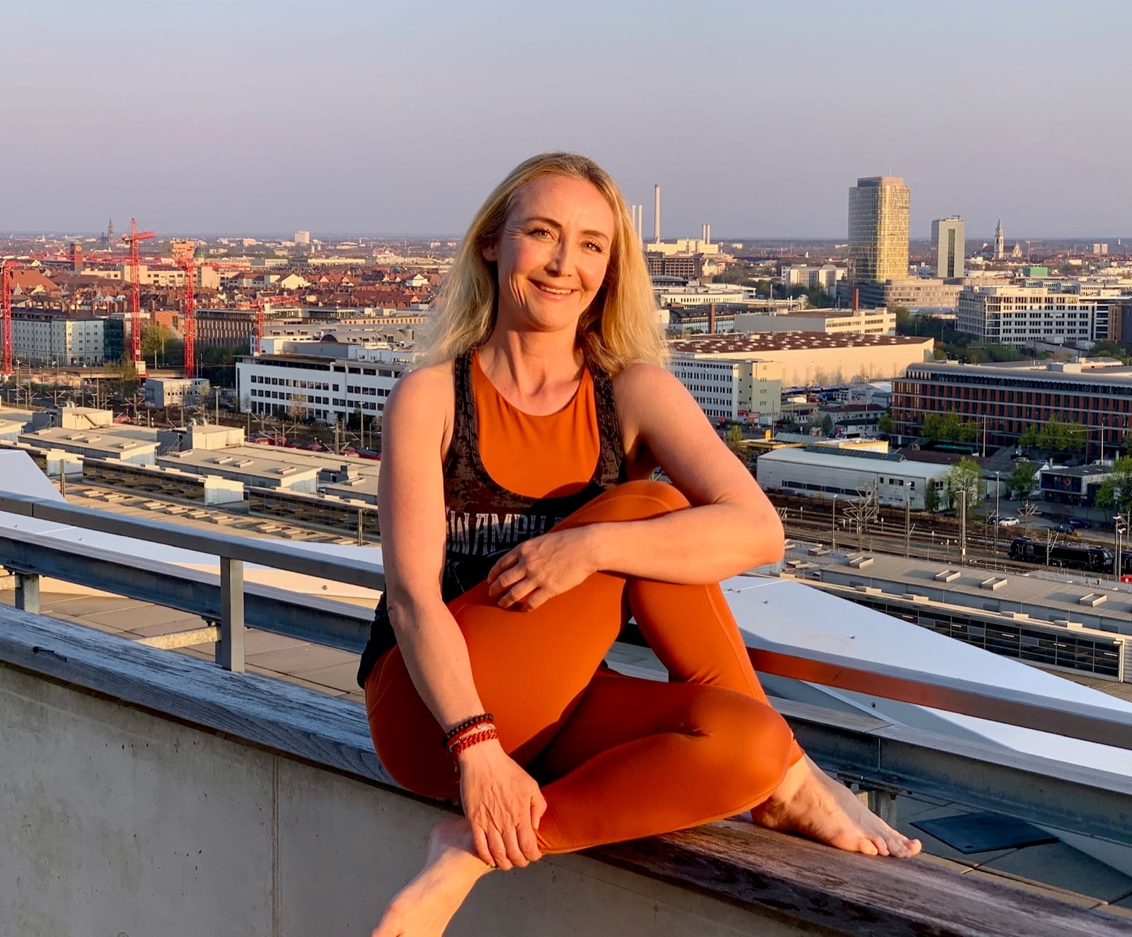 Kathrin beim Yoga über den Dächern von München