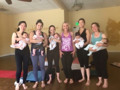 Kathrin mit einer Gruppe aus Müttern und Babys